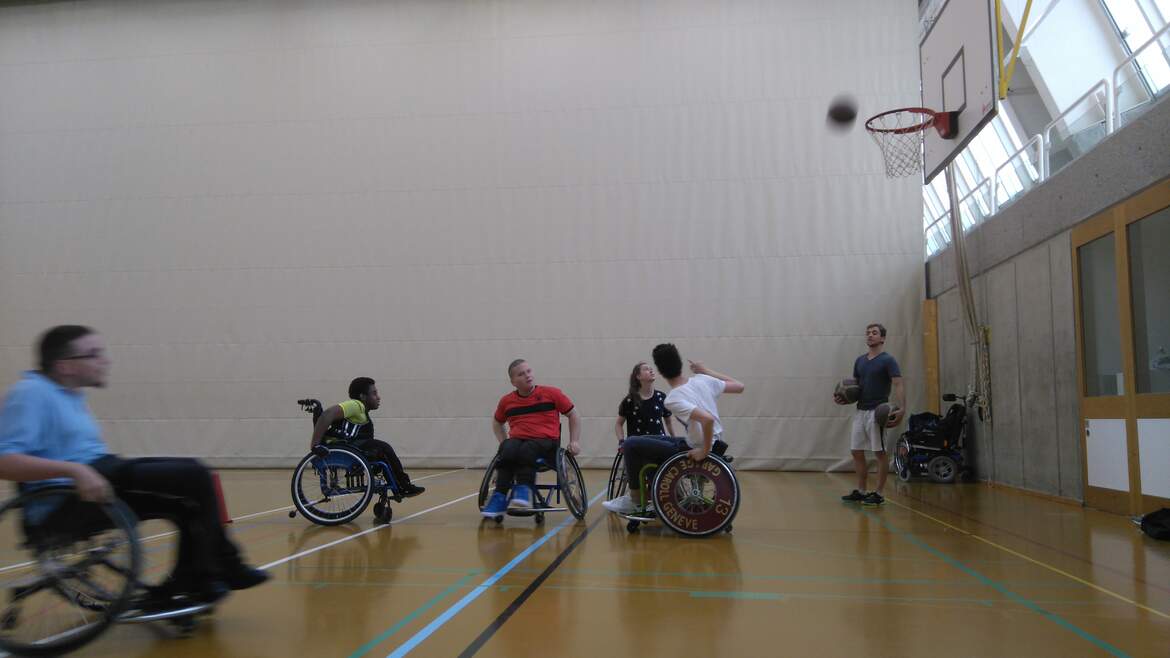 Basket en fauteuil (pour tous avec ou sans handicap) Basket en fauteuil (pour tous avec ou sans handicap)